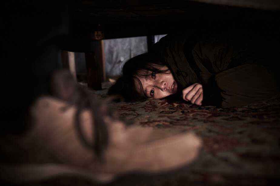 egementk's tweet photo. Yine sürükleyici bir Güney Kore gerilim/gizem filminden geliyorum. "Door Lock" (2018) yalnız yaşayan bankacı bir kadının evinin kapısının geceleri açılmaya zorlanmasıyla gelen paranoya ve çevresindeki herkesin şüpheli duruma düştüğü merakla izleten bir film. Şans verilebilir. https://t.co/gpabzIdLVO