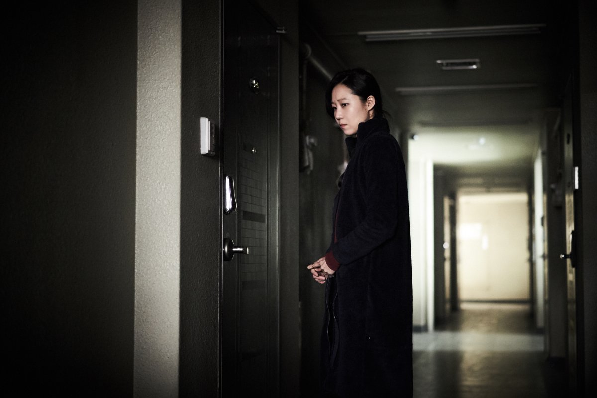 egementk's tweet photo. Yine sürükleyici bir Güney Kore gerilim/gizem filminden geliyorum. "Door Lock" (2018) yalnız yaşayan bankacı bir kadının evinin kapısının geceleri açılmaya zorlanmasıyla gelen paranoya ve çevresindeki herkesin şüpheli duruma düştüğü merakla izleten bir film. Şans verilebilir. https://t.co/gpabzIdLVO