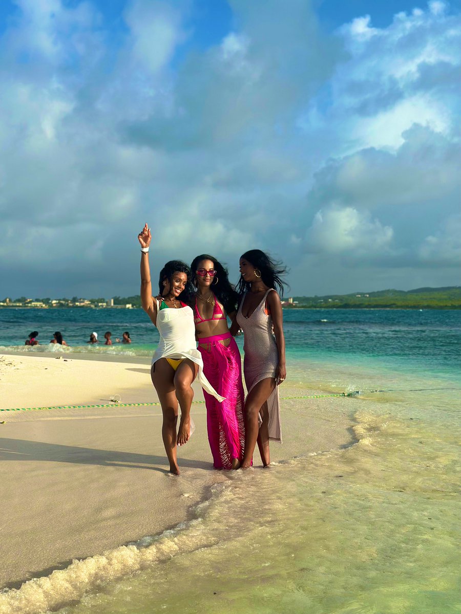 SidMich_'s tweet photo. Having the dolls with me this trip> 
@MariamaDiallo__   #drrobin https://t.co/ywXmE8lgnn