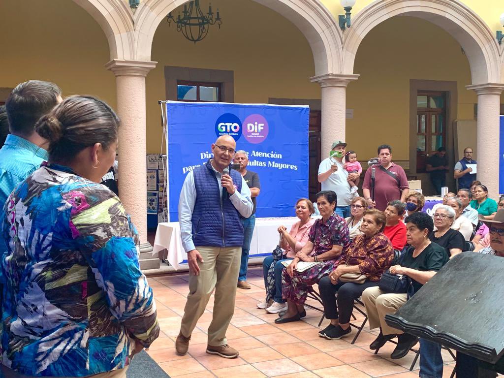 difgente's tweet photo. Nuestro DG @lalotrujillof refrendó su compromiso para seguir impulsando acciones que mejoren la calidad de vida de las personas adultas mayores de Guanajuato. Por ello, asistió a la #BrigadadeSalud en el municipio de #Salvatierra. 

En esta jornada, el equipo de #DAPAM capacitó a los usuarios del Espacio Gerontológico en temas de salud bucal, mental y nutricional para prevenir y promover acciones que mejoren sus hábitos de cuidado.