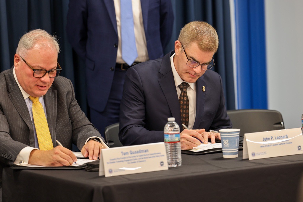 CBPTradeGov's tweet photo. Today, #CBPTrade Deputy EAC Leonard joined @DFONewYork, @CBPPortDirJFK, &amp; @globalIPcenter at JFK airport for a memorandum of understanding renewal ceremony. This MOU extends the partnership between @CBP and the @USChamber in preventing counterfeit goods from entering the U.S. https://t.co/3yBYG1eVGI