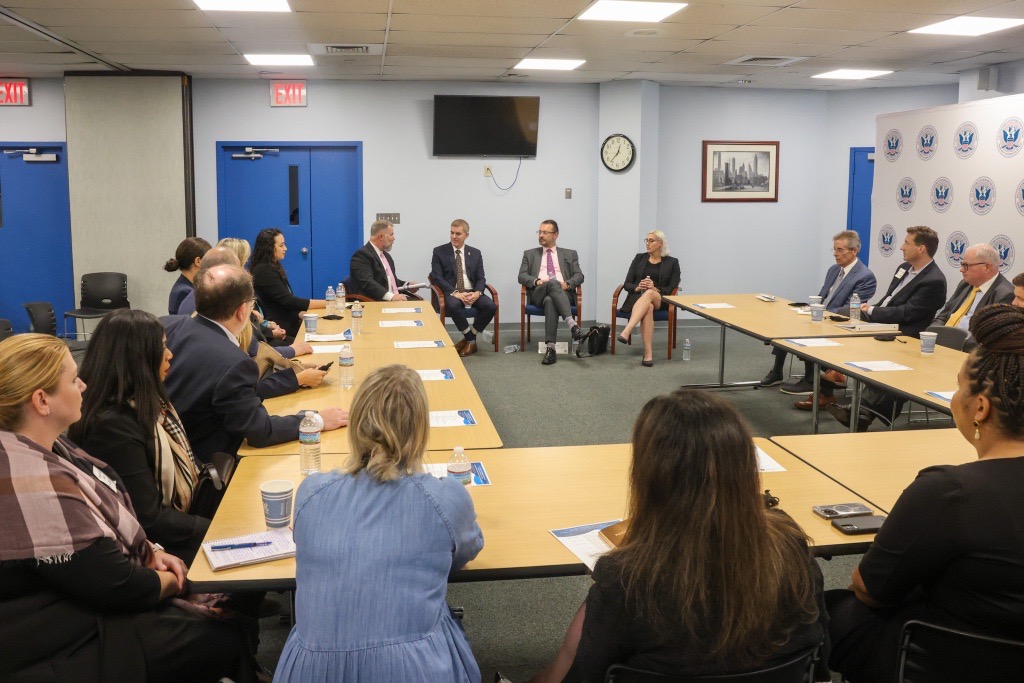 CBPTradeGov's tweet photo. Today, #CBPTrade Deputy EAC Leonard joined @DFONewYork, @CBPPortDirJFK, &amp; @globalIPcenter at JFK airport for a memorandum of understanding renewal ceremony. This MOU extends the partnership between @CBP and the @USChamber in preventing counterfeit goods from entering the U.S. https://t.co/3yBYG1eVGI
