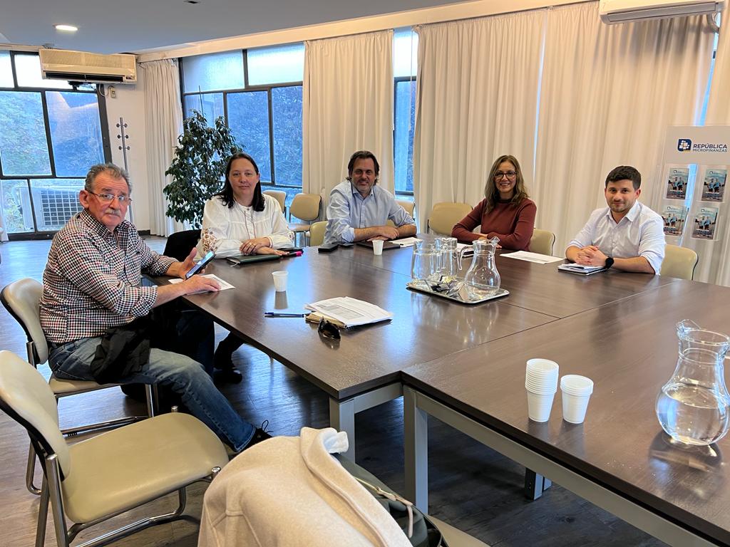 NestorCausa's tweet photo. #DIGEGRA #SAU #CHDA @IngAgrNataliaM1 @nchiesa @MGAP #RepMICROFINANZAS Reunión de trabajo analizando endeudamiento del sector apicola y pensando en las mejores soluciones para los apicultores. El trabajo en equipo es clave para para mantener en pie al sector apicola ¡¡¡🐝🐝🐝🐝🐝 https://t.co/gjCvFfsvyj