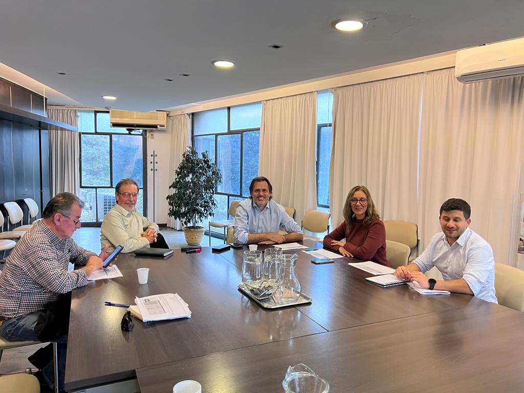 NestorCausa's tweet photo. #DIGEGRA #SAU #CHDA @IngAgrNataliaM1 @nchiesa @MGAP #RepMICROFINANZAS Reunión de trabajo analizando endeudamiento del sector apicola y pensando en las mejores soluciones para los apicultores. El trabajo en equipo es clave para para mantener en pie al sector apicola ¡¡¡🐝🐝🐝🐝🐝 https://t.co/gjCvFfsvyj