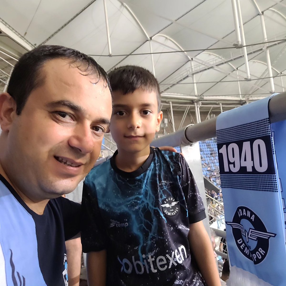 Demiryolcu1940's tweet photo. Oğlumla galibiyet pozumuz #ADSvOSJ ⚡️💙🩵⚡️💪💪💪 #AdanaDemirspor https://t.co/MHDBdLDA5h