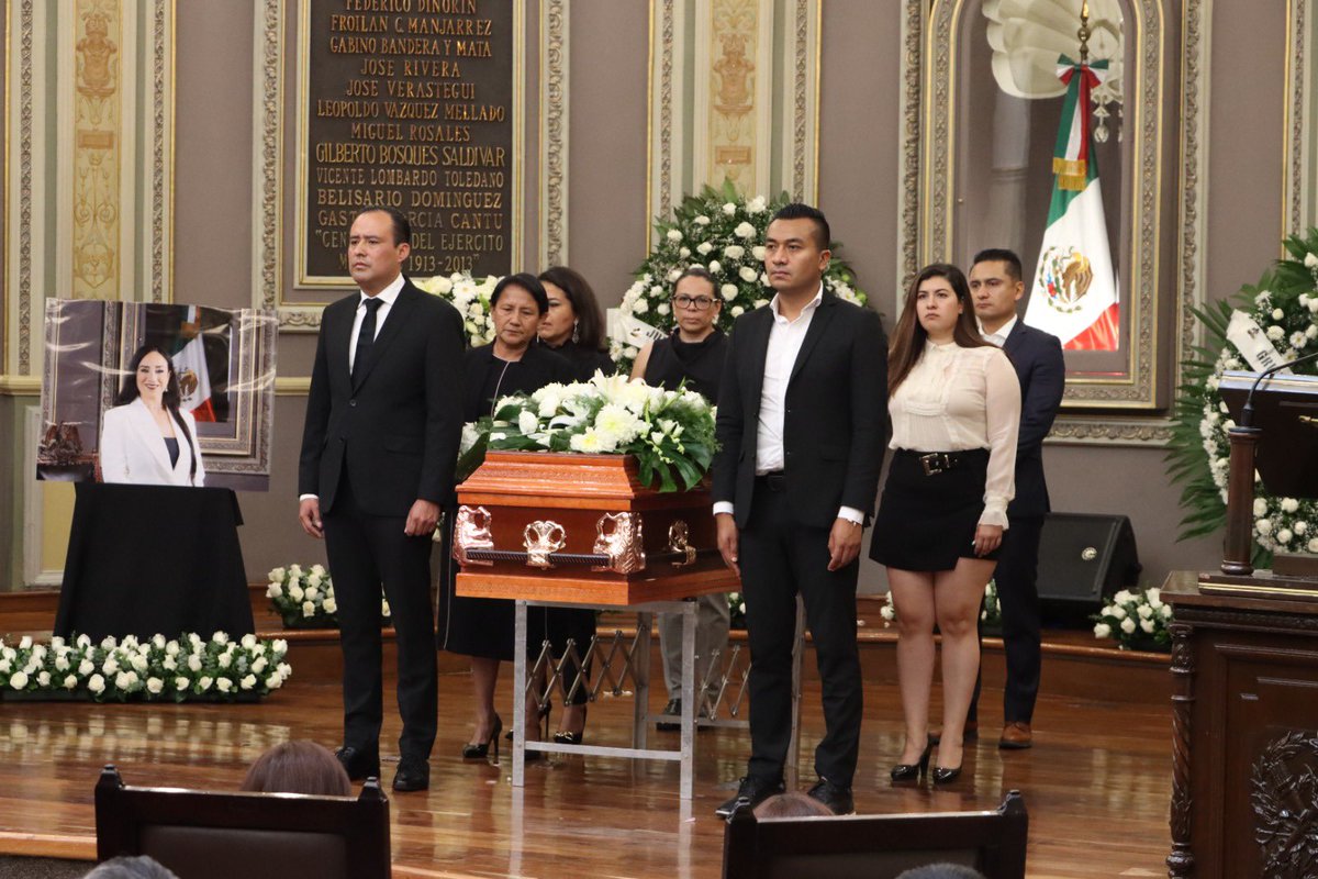 robertsolisvall's tweet image. Honramos la memoria de nuestra compañera @AuroraSierraR con una guardia de honor. Extendemos nuestras más sinceras condolencias a su familia y amigos. Descanse en paz. 🕊️