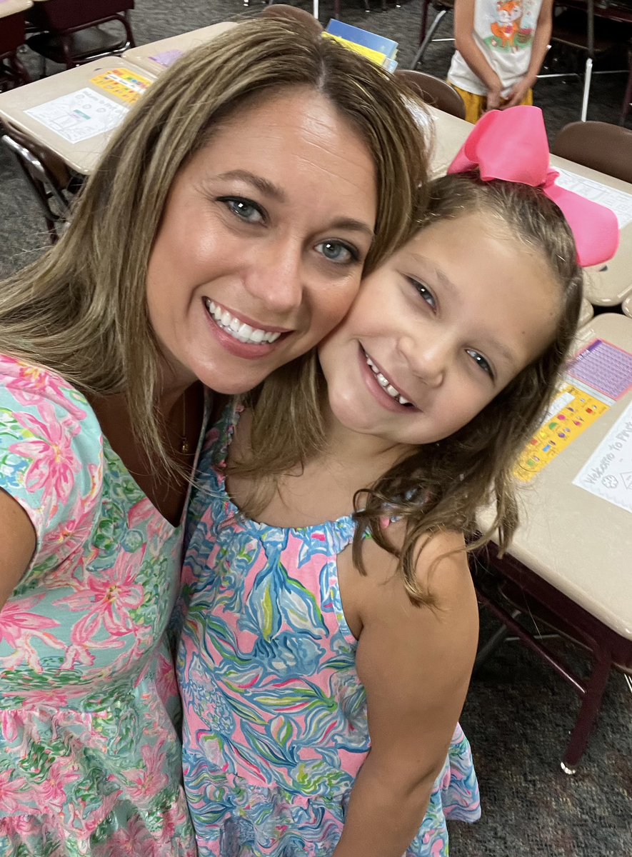 MrsMartinSmiles's tweet photo. #FirstDayOfThirdGrade ✂️🖍️✏️📝🍎 #EldaExcellence https://t.co/uXSDhUguDe