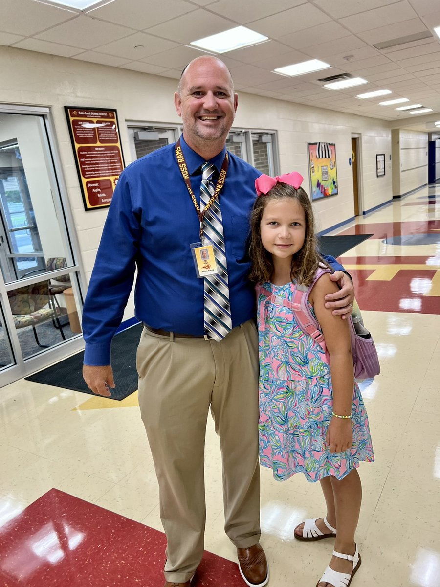 MrsMartinSmiles's tweet photo. #FirstDayOfThirdGrade ✂️🖍️✏️📝🍎 #EldaExcellence https://t.co/uXSDhUguDe