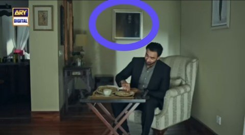 EditsLenna's tweet photo. Baki sab toh theek hai par inhone piche monjolika ki picture kyu lagayi hai🤔😂 https://t.co/rQKO9OAbvG