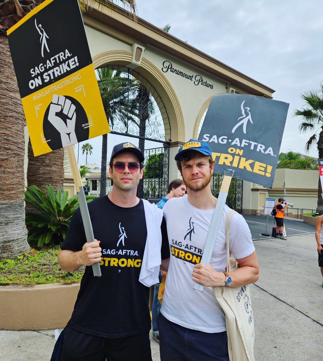 JackQuaid92's tweet photo. #SAGAFTRAstrong @ethangpeck https://t.co/k0siVqH66E