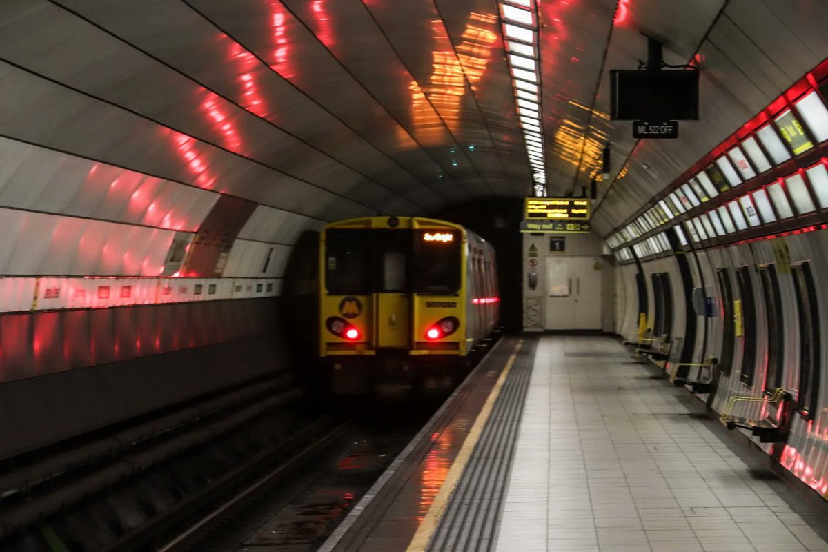 EurostarJustinp's tweet photo. Comings and goings: Lights of trains reflected by the tunnel walls at James Street station in Liverpool.
#TrainTwitter
#architecture https://t.co/wzcLtVVAQH
