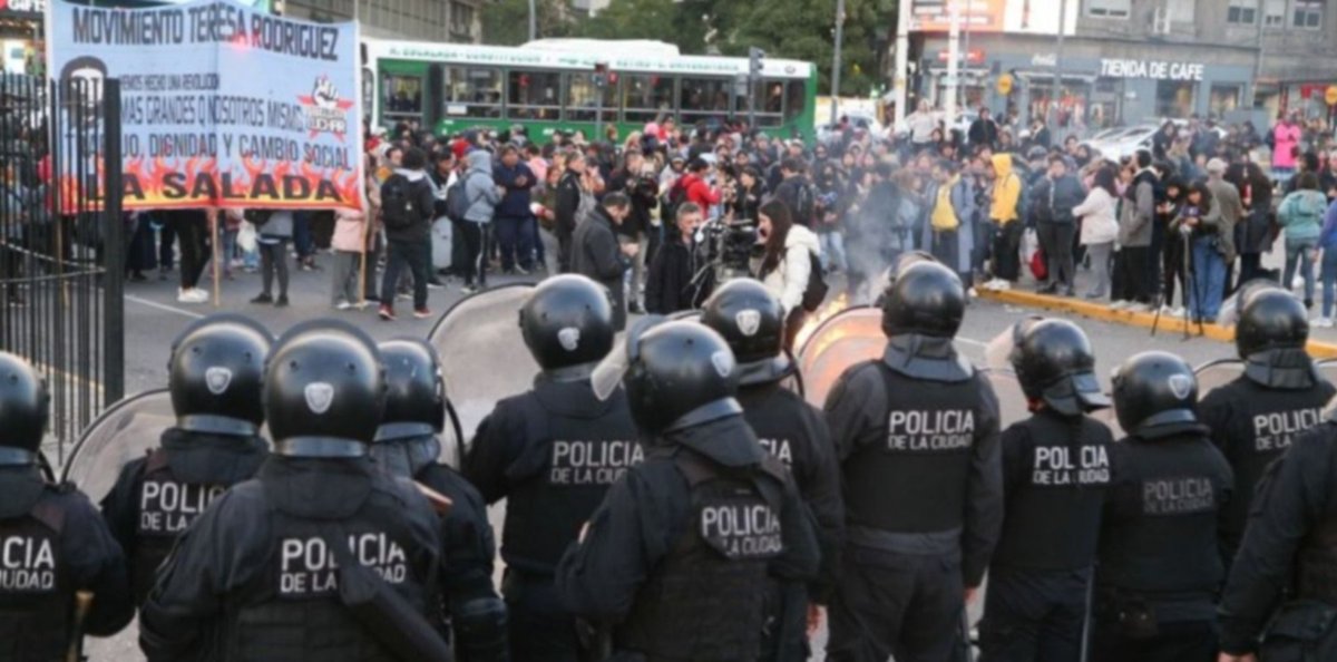 Repudiamos la represión de la policía de Larreta y el asesinato del compañero fotoperiodista Facundo Molares. Exigimos justicia y una condena firme a los responsables materiales y políticos. Nos solidarizamos con su familia y sus compañeros.