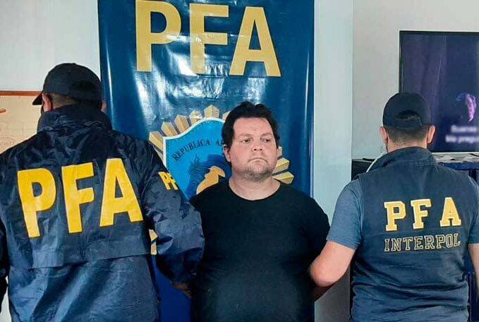 agusantonetti's tweet photo. Acaba de morir en Buenos Aires, aparentemente tras la represión policial en el Obelisco o posible paro cardiaco (no hay confirmaciones todavía), Facundo Morales Schoenfeld, alias Comandante Camilo, exterrorista de las FARC, tenia pedido de extradición por homicidio agravado y hurto. Secuestró a un concejal colombiano en el 2009 y lo liberó en 2011. En el 2019, colaboró con grupos de choque del régimen de Evo Morales. En el 2021, fue detenido por INTERPOL. Fue colaboracionista de la dictadura cubana y venezolana.