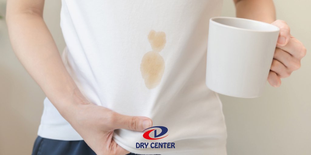 Çay lekesi çok inatçı bir lekedir. Kumaş dokusuna lekeyi sabitlememek, ovarak lekeyi daha fazla yaymamak için dikkatli bir temizlik yapılmalıdır. Çay lekesi gibi lekeleri çıkarmak için Dry Center’ın uzman ekibini 444 4 379 numaralı telefondan arayarak destek alabilirsiniz.