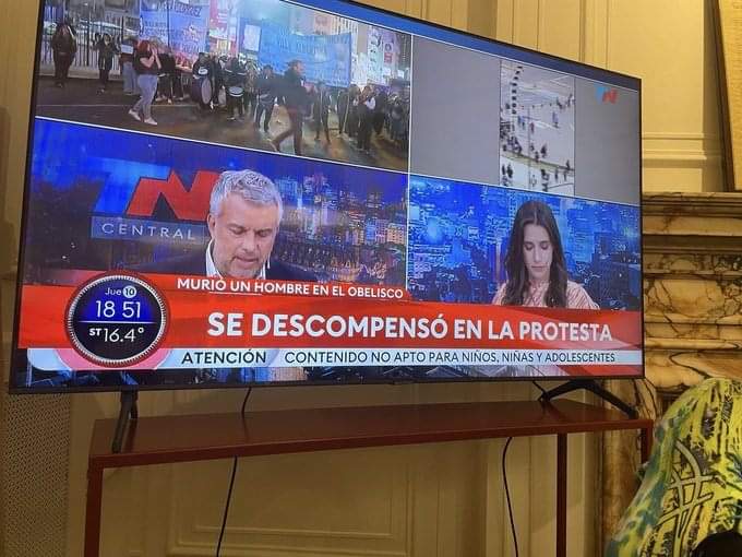 ClaudiFerreira_'s tweet photo. La Policía de Horacio Rodriguez Larreta asesinó a un manifestante en pleno Obelisco delante de cientos de personas.
El fallecido es platense, se llama Facundo Molares y se estaba manifestando contra el sistema. 
Los testigos cuentan que entre seis policías lo patearon y luego lo asfixiaron pisándole la cabeza. 
La ambulancia tardó más de media hora en llegar al Obelisco.

Esto es un adelanto de lo que vendrá si Larreta, Bullrich o Milei llegan al poder. Están jugando una carrera para ver quien es más reaccionario y violento. Así tratarán a los trabajadores cuando las empresas cierren por la caída de consumo o la apertura de importaciones. Ya lo hicieron y lo volverán a hacer.
TN como siempre defendiendo a los victimarios...