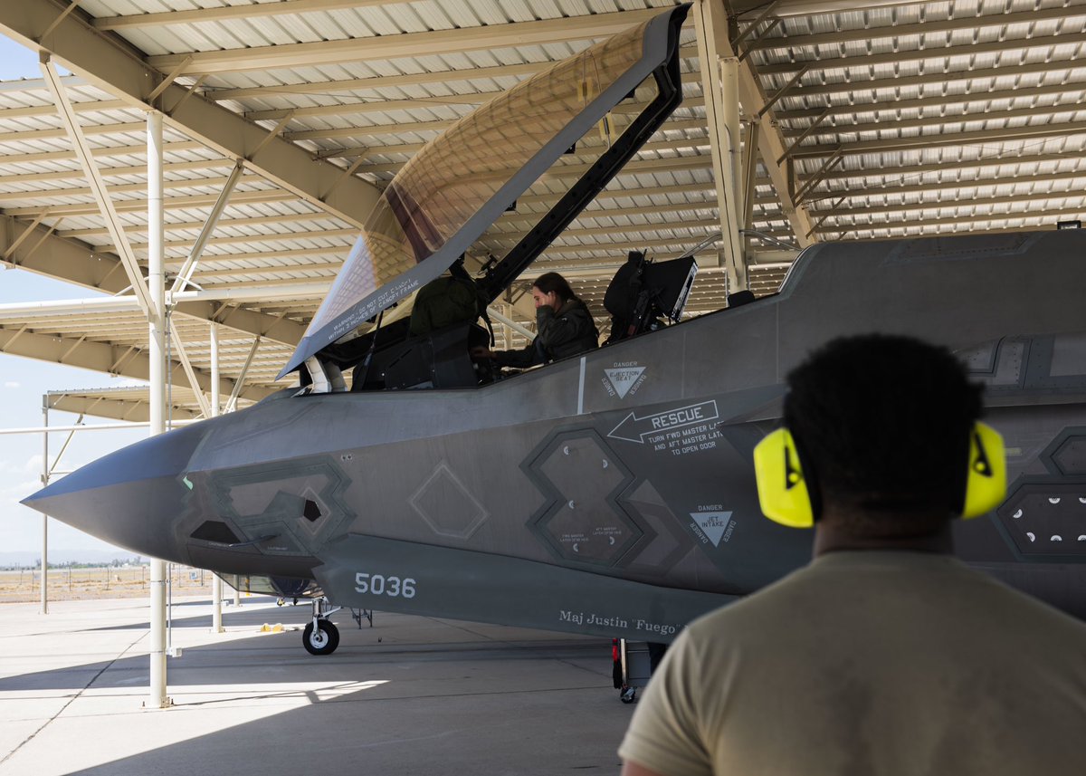 LukeAFB's tweet image. Congrats to our 1,000th student to graduate from the 56th Fighter Wing’s F-35 training program! 🎉 

Read more at: luke.af.mil/News/Article-D…

📸📄: SrA David Busby

#AirForce #GoBlueStayBlue #readyAF #F35 #FighterPilot