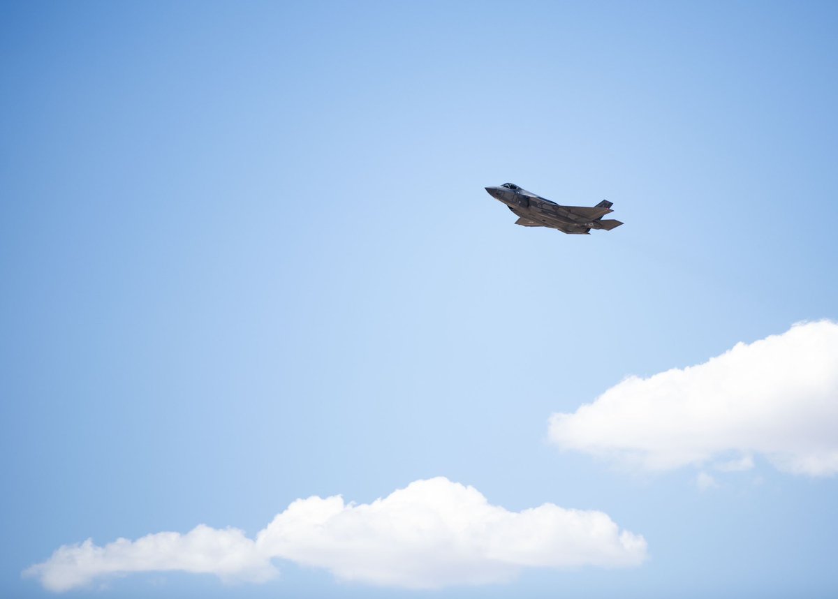LukeAFB's tweet image. Congrats to our 1,000th student to graduate from the 56th Fighter Wing’s F-35 training program! 🎉 

Read more at: luke.af.mil/News/Article-D…

📸📄: SrA David Busby

#AirForce #GoBlueStayBlue #readyAF #F35 #FighterPilot