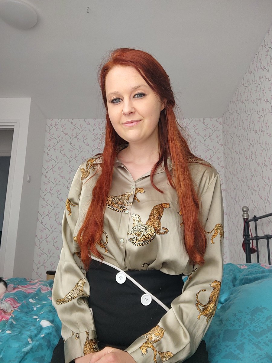 Goddess_Julia_'s tweet photo. #silk #zijde #model #makeup #MakeUpDay #longhair #redhead #rok #skirt #pale #tall #USA #Nederland #belgie #mode #modeling #clothes #blueeyes https://t.co/xCMU7iVP3H
