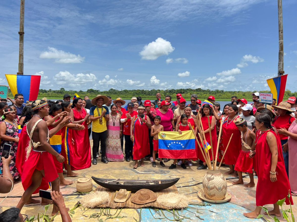 Psuv_delta's tweet photo. Extraordinaria marcha de los Movimientos Indígenas del estado Delta Amacuro, en apoyo a nuestro hermano presidente Aidamo @NicolasMaduro, somos la realidad histórica y hoy se desmosto una gran fuerza de amor.

@GobLizeta 
@PartidoPSUV 
@dcabellor 
@ConElMazoDando 
@Galindez_vzla https://t.co/3CP0mZZ3Mw