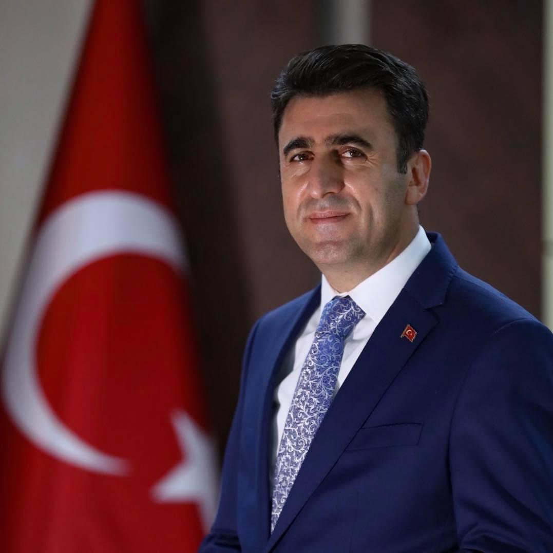 Dün gece yayınlanan Valiler Kararnamesi'nde ilk defa Vali olan isimlere gelen tepkileri bugün özellikle inceledim.

En dikkat çeken, en çok tebrik edilen ve en sevinilen isim Bilecik Valiliği görevine atanan Şefik Aygöl oldu.
<a href="/sefikaygol/">Şefik AYGÖL</a>