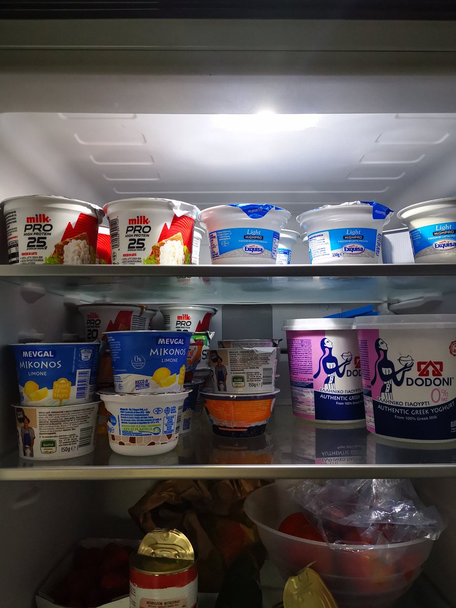 lisa_modo's tweet photo. La ragione per cui al supermercato ho come l'impressione che mi fissino un po' troppo quando sono alla cassa = l'innumerevole quantità di yogurt greco e fiocchi di latte che compro https://t.co/jqBcZcoNrf