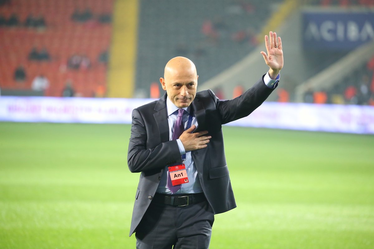 Türk hakemliğinin zirve noktasına çıkan, Avrupa’da ülkemizi gururla temsil eden Cüneyt Çakır’ı Gürcistan Merkez Hakem Kurulu Başkanlığı görevine getirilmesinden dolayı tebrik ederiz.

28 yıllık hakemlik kariyerinde sayısız başarılar elde eden Cüneyt Çakır’a federasyonumuza ve