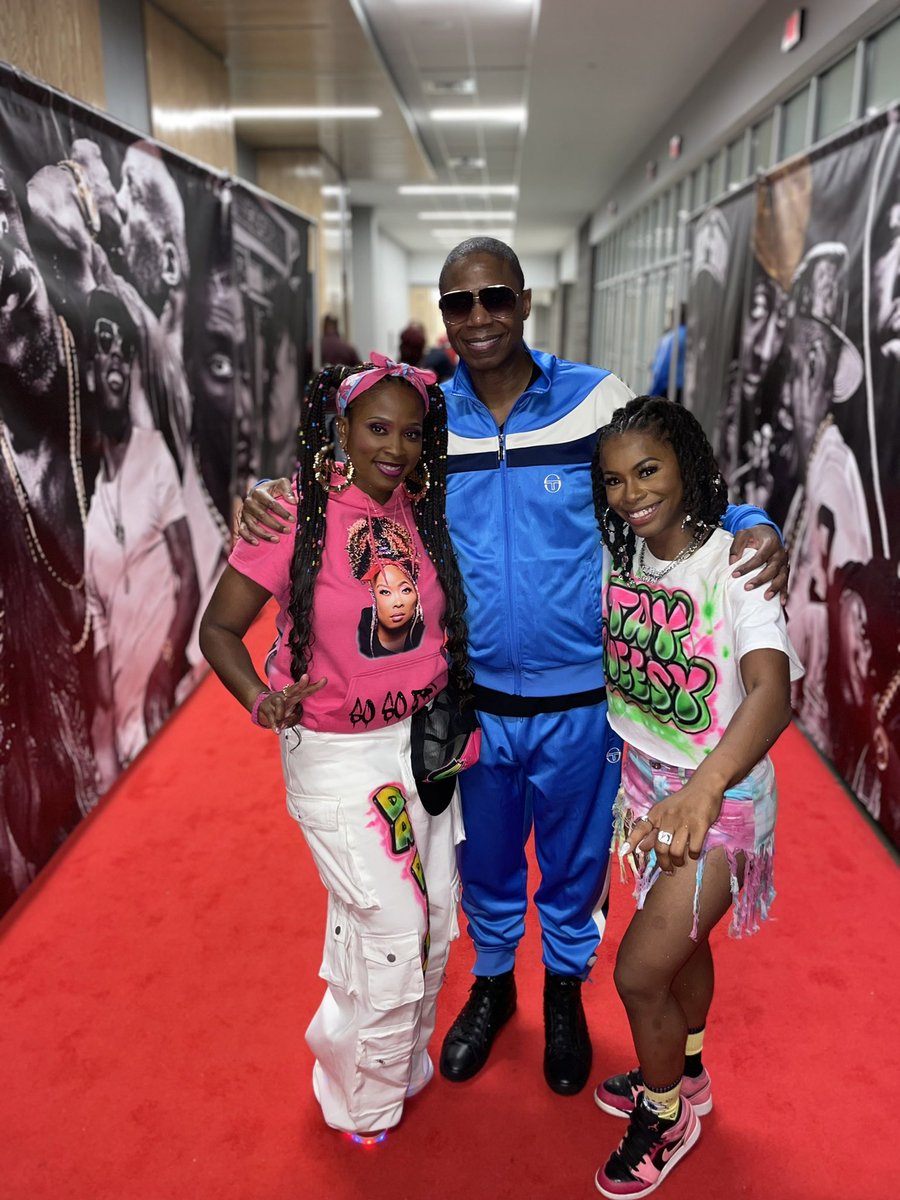 ChelleBSongBird's tweet photo. #TBThursday to hosting the Old School Party w/ a Purpose in May! Portraying @sosobrat / @sosodef‼️ Shout out to #StevenJames of The #StevenJamesFoundation for a great event! #ItChelleBDone 💞🎙️🎶 https://t.co/s5YBLbphq9