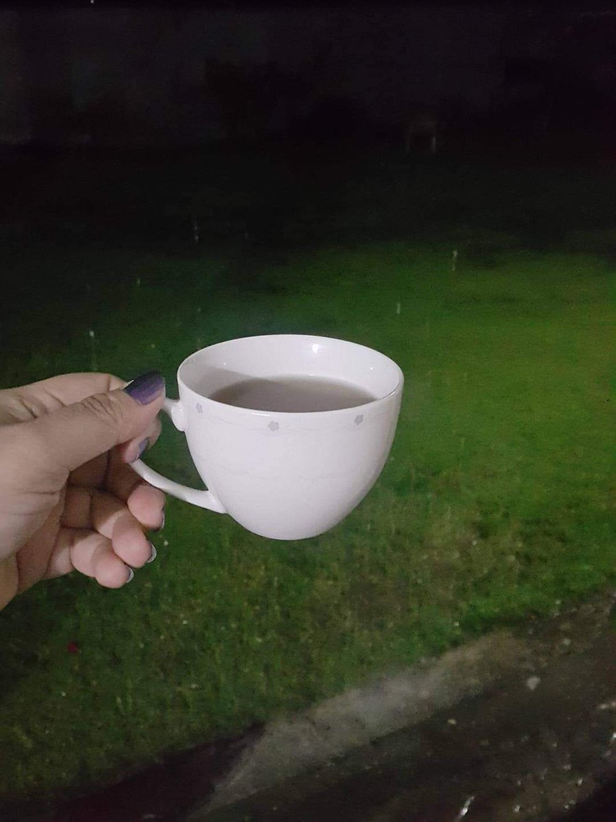aminakhan890's tweet photo. سال کی یہ پہلی بارش۔۔۔
تمھاری یادیں۔۔۔
اور انتظار میں ادھورا قہوے کا کپ۔۔۔
آج بھی تم سے محبت کی دلیل ھے۔۔۔☺️
#Baffa https://t.co/YFiHog03xc