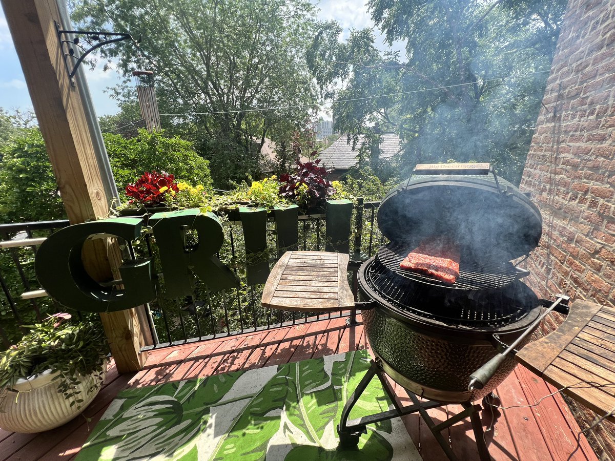 BISHTALES's tweet photo. Is smoking ribs during the afternoon midweek the equivalent of day drinking? Just curious for a friend's sake. 😄🍖🍻 #RibsAndChill #SmokinGoodTime #WeekdayIndulgence @DrBBQ @BigGreenEgg @FogoCharcoal #BPMQ https://t.co/fpqfOIy5z9
