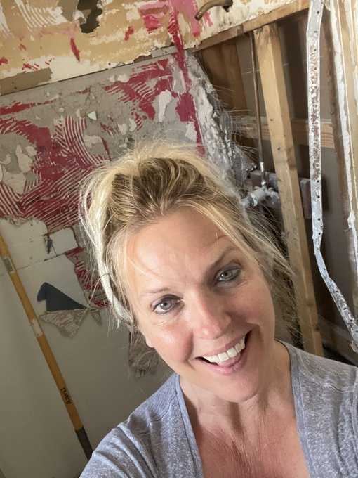 Banging out my bathroom today! Getting it ready to be a multi person play shower. Can&rsquo;t wait till construction<a href="/tag/mvsales"class="tags"><span>#mvsales</span></a>