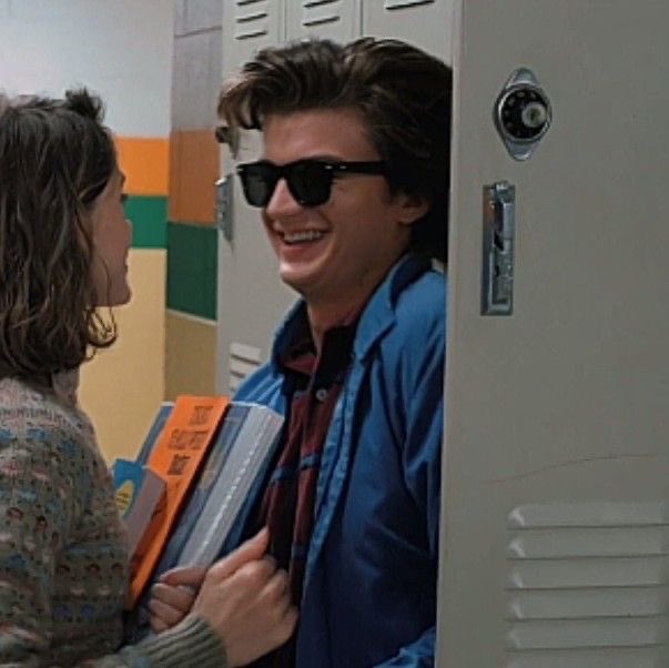 munsonswalkie's tweet photo. This is so season 2 Steve Harrington of him https://t.co/zfZ90vTn4P