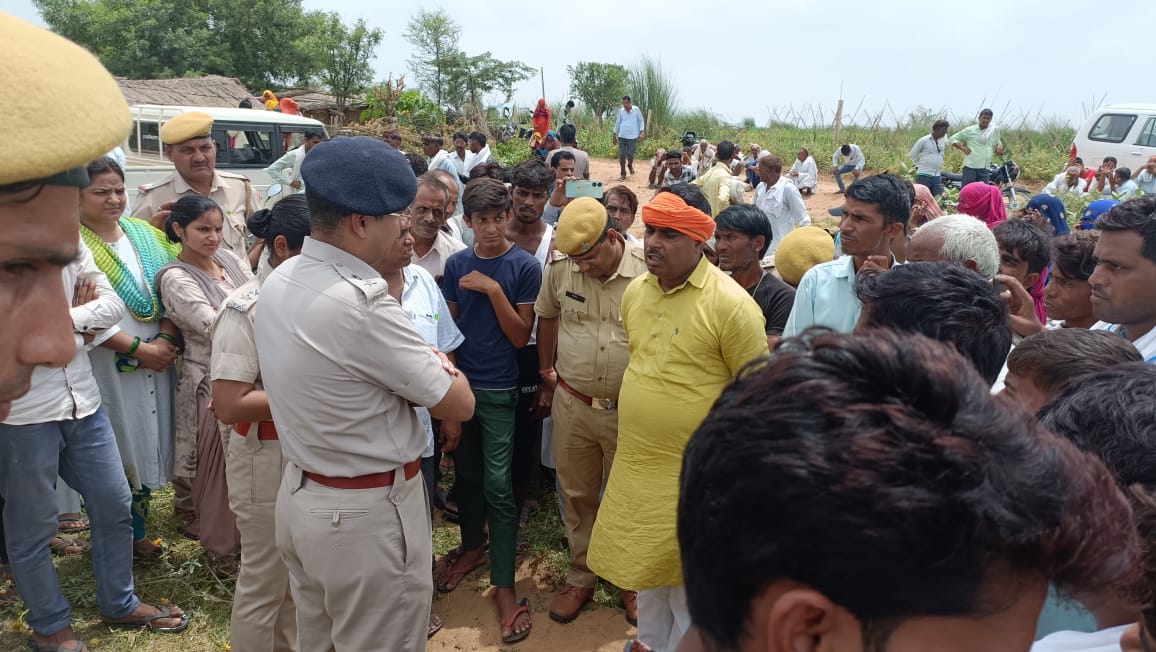 सवाईमाधोपुर जिले के बौंली में 12वीं कक्षा में पढ़ने वाली छात्रा के साथ दरिंदगी और हत्या करके कुएं में शव फेंक देने की शर्मनाक घटना दिल को झकझोर देने वाली है। सरकार को अपराधी के विरोध कठोरतम कानूनी कार्यवाही करनी चाहिए। <a href="/SPsawaimadhopur/">Sawai Madhopur Police</a>
#मोनिका_मीणा_को_न्याय_दो 
#JusticeForMonika