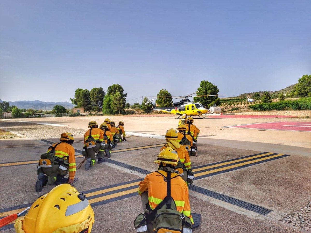 MurciaForestal's tweet photo. 📢 🔥Esta es la primera Brigada de Refuerzo de #IIFF de la #RegiondeMurcia

➡️ Equipo diario de 13 componentes al mando de un #AAMM_Murcia y tiene su base en el CEDEMUR de #Cieza

➡️ Preparada para refuerzo en cualquier incendio que se declare en la Región 

#PlanInfomur #BRIMUR https://t.co/AA2uiqld7h