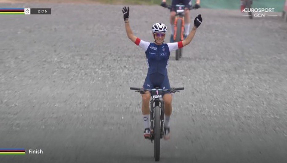 _NicoVidal_'s tweet image. Nouveau titre mondial de #shortrack pour #PFP ! 🌈🥇🇫🇷
#fuoriclasse 
#UCIWorldChampionships