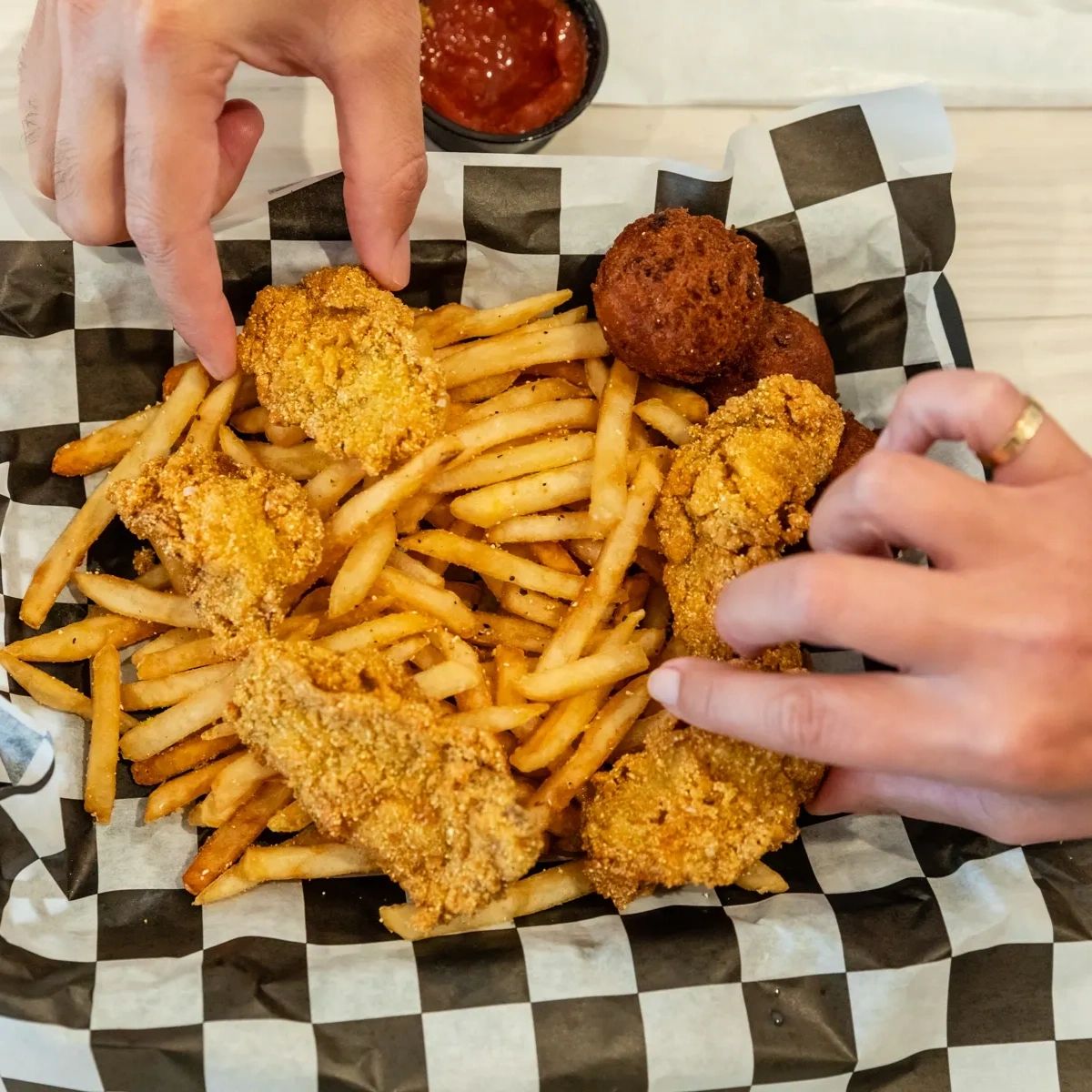 We believe that good food brings people together. Tag someone you'd love to share a seafood feast with at our place! 🦀🍴