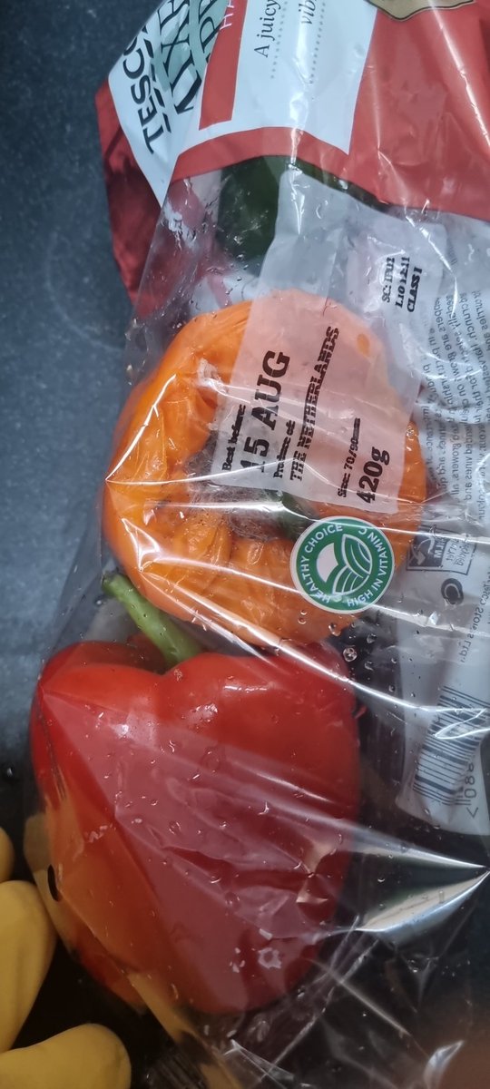 springingfree's tweet photo. @Tesco just bought a bag of fresh mixed peppers and found the middle one is squished - not got time to take it back until the weekend and didn't print a receipt (did use my clubcard) any point in trying to take it back?? https://t.co/ysx2ErDoWo