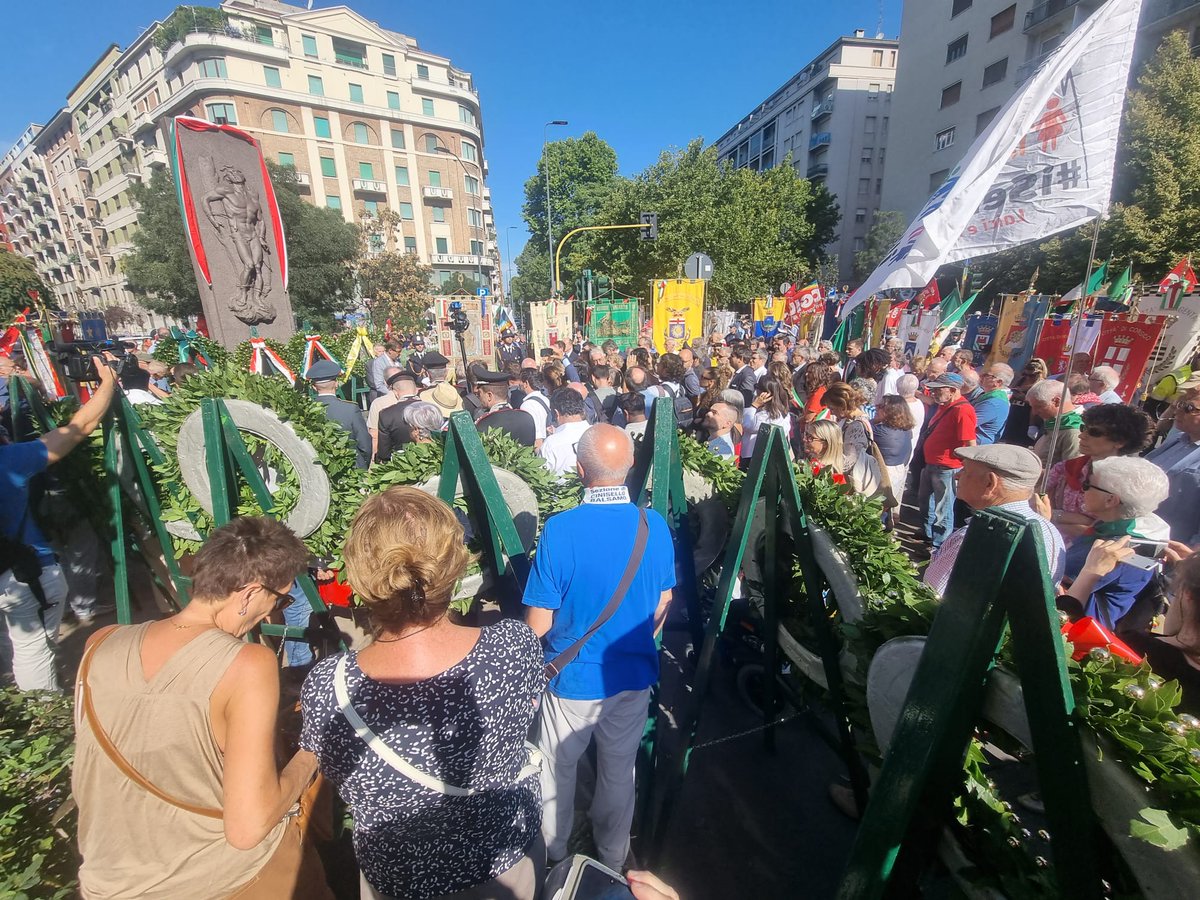Le nostre bandiere sventolano per onorare i 15 martiri di #PiazzaleLoreto. Combattere i fascisti e i loro alleati sempre il loro insegnamento. Oggi purtroppo molto attuale