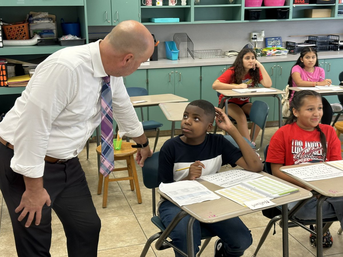 MySDIRC_SUP's tweet photo. The halls of Gifford Middle are once again busting with life as the first day of a new school year unfolds!  Students streamed in with a mix of excitement and determination. https://t.co/y6W1XUKNxI