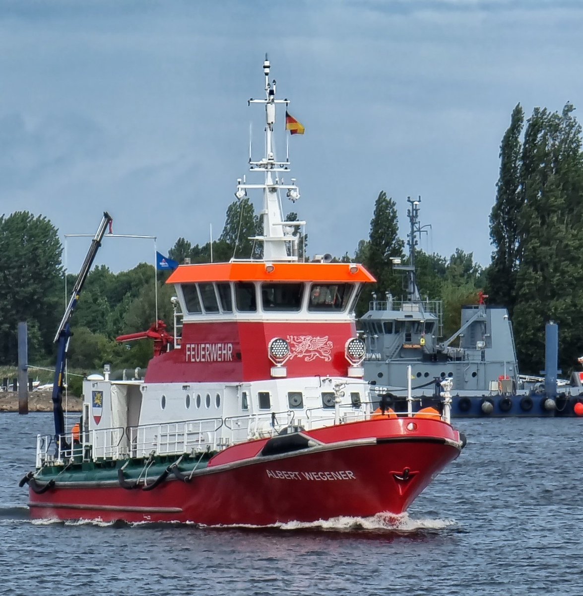 Hobbyfotografin's tweet photo. Das ehemalige Flb 40-3 und die #AlbertWegener der #Feuerwehr #Rostock.
Die Albert Wegener war auf den Weg zur #Blaulichtmeile im #RostockerStadthafen, wo die Feuerwehr Rostock bestaunen werden kann. #HanseSail2023 #HanseSailRostock https://t.co/QnknEfc3uZ