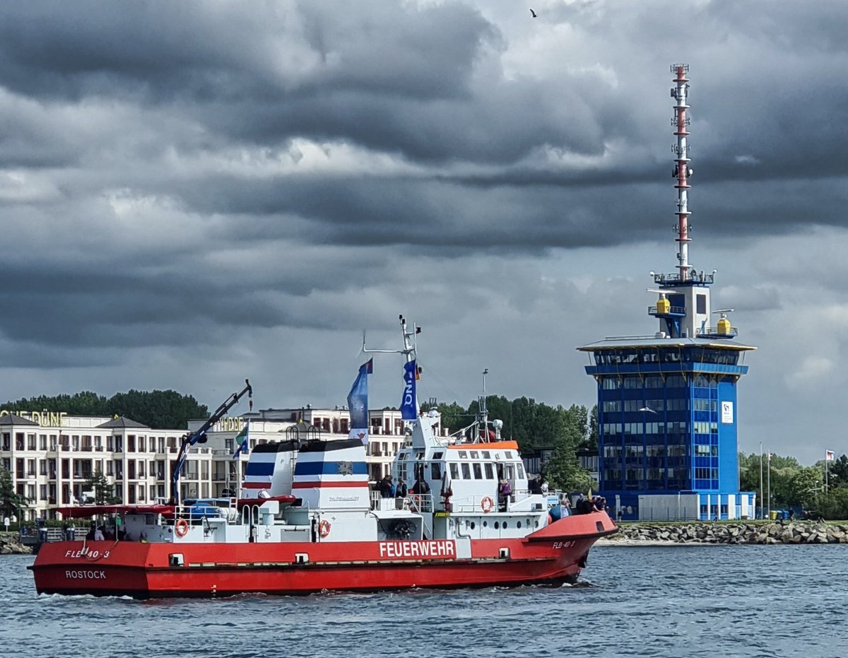 Hobbyfotografin's tweet photo. Das ehemalige Flb 40-3 und die #AlbertWegener der #Feuerwehr #Rostock.
Die Albert Wegener war auf den Weg zur #Blaulichtmeile im #RostockerStadthafen, wo die Feuerwehr Rostock bestaunen werden kann. #HanseSail2023 #HanseSailRostock https://t.co/QnknEfc3uZ