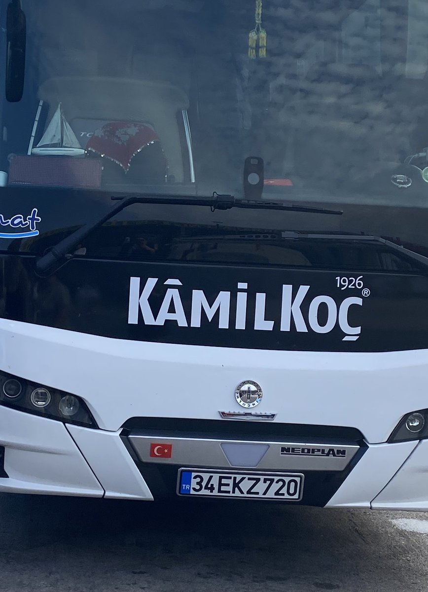 #KamilKoç <a href="/kamilkocdestek/">Kamil Koç Destek</a>  Ayvalık’tan İstanbul’a leş gibi benzin kokusu soluyarak gelmek durumunda kaldık.Resmen zehirlediler bizi ve ne yaptıkları şaibeli, acil denetleyip kontrol edin araçlarınızı ve şöförlerinizi, başıboş ve kontrolsüzler.