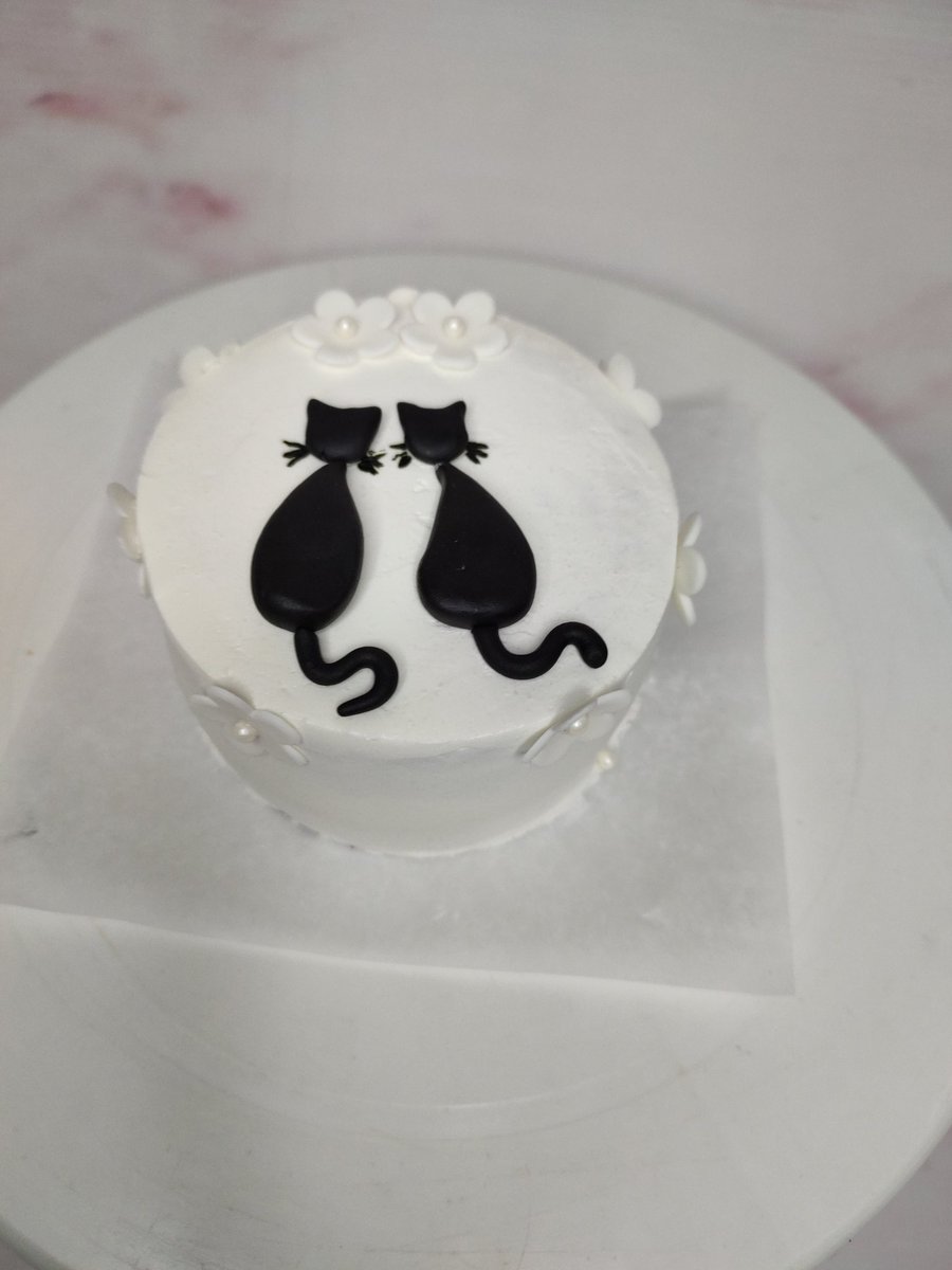 Para los amantes de los gatos, este mini cake de red velvet #minicake #RedVelvet