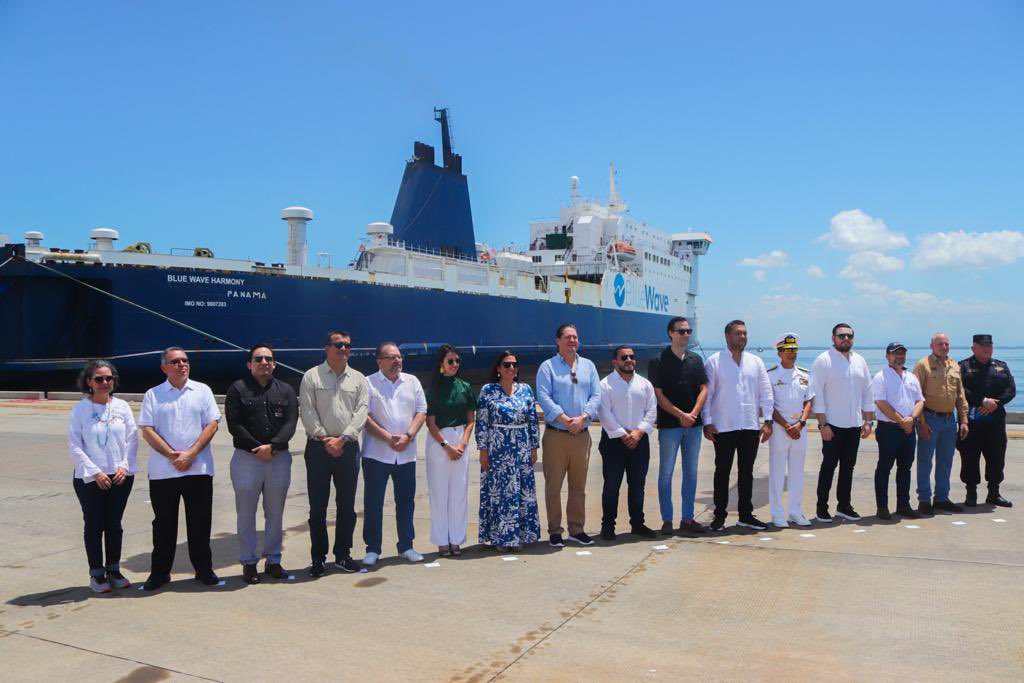 aduanas_SV's tweet photo. #BlueWaveHarmony | Son 14 instituciones de Gobierno que han hecho posible el inicio de operaciones del ferri, gracias al liderazgo del Presidente @NayibBukele, reduciendo de días a horas el traslado de la mercancía a Costa Rica, aumentando el flujo comercial 🇸🇻⛴️🇨🇷🛃. https://t.co/IvxMAIj8i9