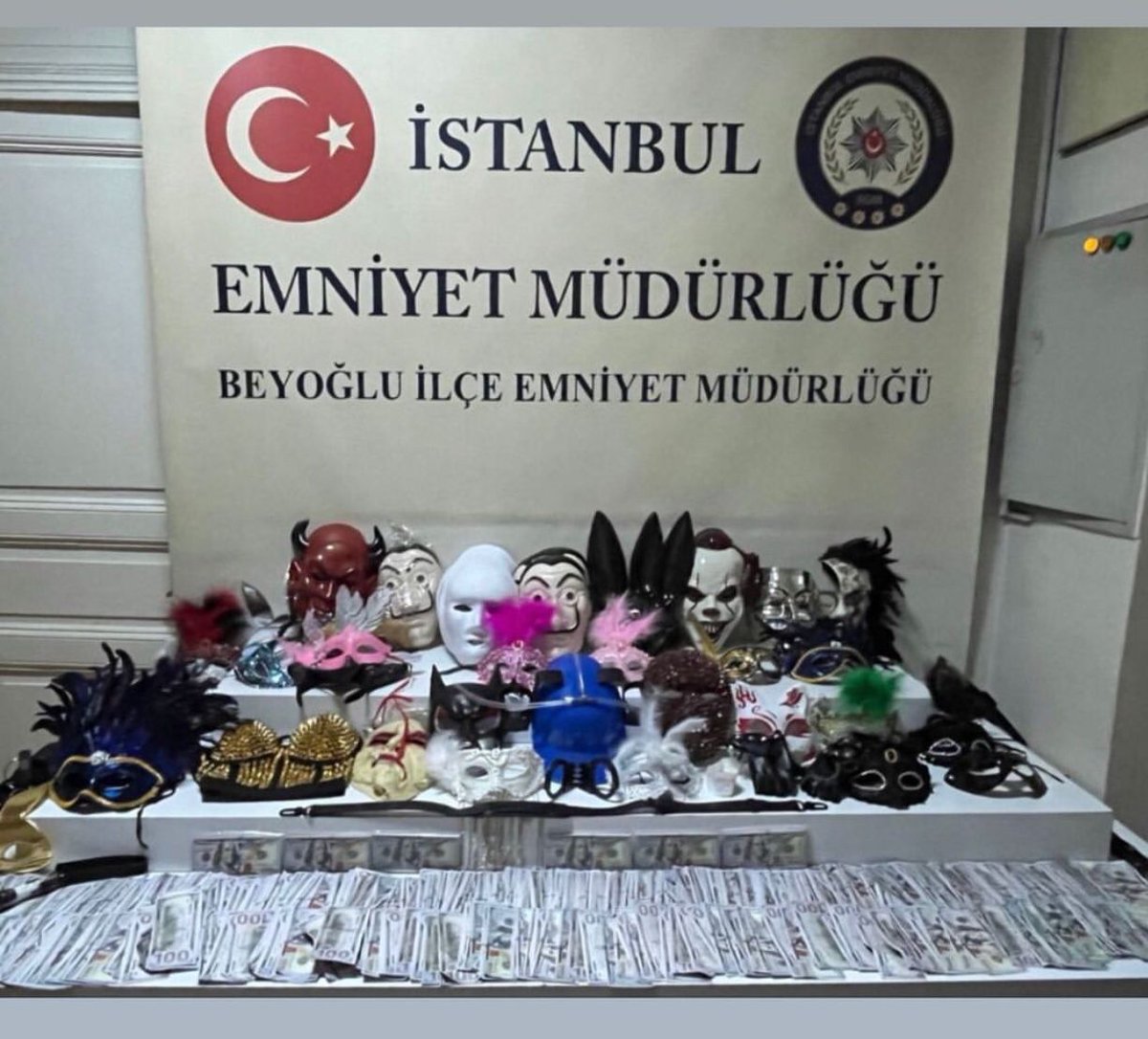 serbestiyetweb's tweet photo. FOTO HABER | İstiklal Caddesi’nde sahte dolar saçtıktan sonra dün gece gözaltına alınan 13 Onlyfans fenomeninden ‘ele geçirilen’ suç aletleri emniyette böyle sergilendi

https://t.co/yQLudIyjqA https://t.co/4rT4xLX698