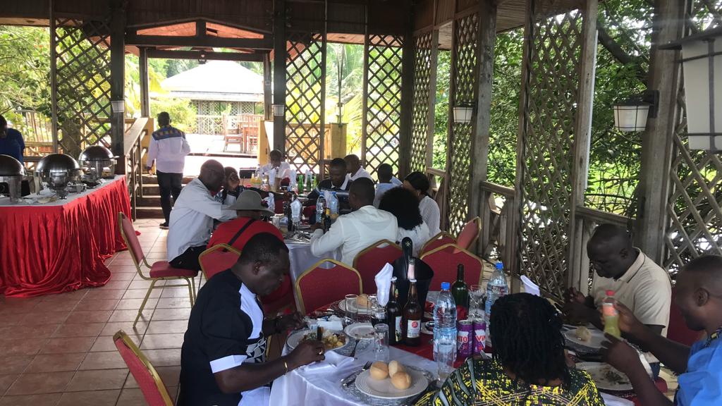 Les_Paletuviers's tweet photo. A couvert dans notre Boukarou #Jebalè, profitez d'un repas en famille, ou d'une réception au buffet, dans une ambiance naturelle et conviviale.  🌴

#Douala
#Bonaberi
#Bonassama https://t.co/WV62Q4zuql
