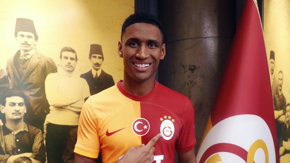 galatribunn's tweet photo. Zaha'yı kaptırınca "Bir kez daha karşı karşıya gelirsek Florya'nın kalbinden oyuncuyu alır geliriz" diyen Selahattin Baki'ye tatile dahi gönderdikleri Tete'nin Galatasaray'a gelmesi şoku.. https://t.co/FyJAOHFfH8
