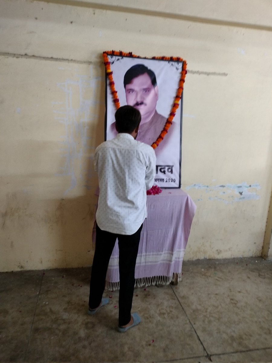 iamanand97's tweet photo. #सादर_नमन🙏💐
स्व. #अनिल कुमार यादव चाचा जी(ज़िला महासचिव) समाजवादी पार्टी🚲🇧🇾 बाराबंकी जी की #तृतीय पुण्यतिथि पर उन्हें सादर नमन करता हूं!!!!💐🙏🙏 
|| विनम्र श्रद्धांजलि||💐🙏🙏
@yadavakhilesh
@shivpalsinghyad
@DrLaxman_Yadav
@MPDharmendraYdv 
@TejYadav14 
@yadavtejashwi https://t.co/6VHQwRKMY4