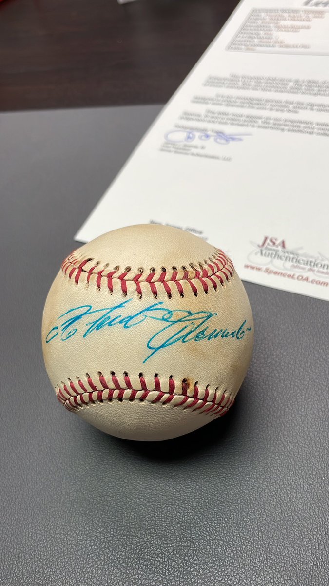 Shes a beauty

Roberto Clemente single signed baseball
<a href="/JSALOA/">JSA - James Spence Authentication</a>