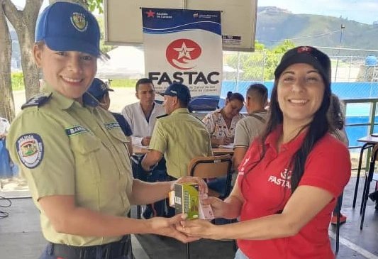 Entregamos medicamentos y tratamientos farmacéuticos a más de 150 funcionarios de la Policía de Caracas, así dignificamos la salud de nuestros afiliados.
#FastacTeVisita
<a href="/NicolasMaduro/">Nicolás Maduro</a>
<a href="/gestionperfecta/">Carmen Meléndez</a>
<a href="/AlcaldiaDCcs/">Alcaldía De Caracas</a>
<a href="/policiadeccs/">Policía de Caracas</a>
<a href="/Dr_Gilberto14/">Gilberto Mendoza</a>
<a href="/CnelMelendezF/">Franklin Meléndez</a>
<a href="/FastacVe/">Fastac Alcadia de Caracas</a>