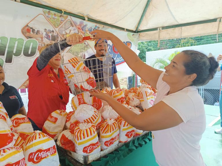 #Anzoátegui || 🇻🇪
Más de 3 mil familias de Cruz Verde fueron favorecidas con Feria del Campo Soberano

#VenezuelaRecuperóLoSuyo
Para más Información:minpal.gob.ve/?p=37476